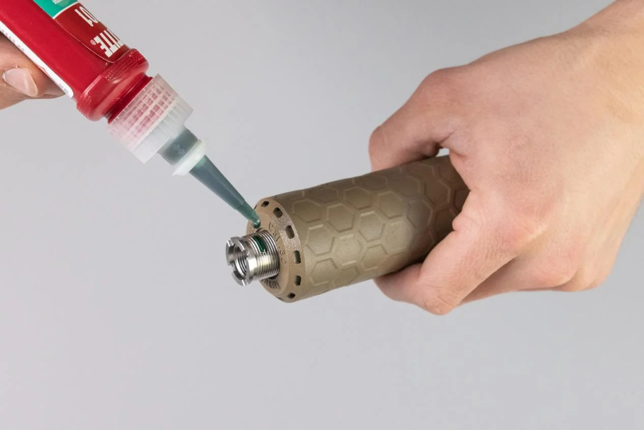 Schritt 3: Loctite 2701 auf Gewindeadapter auftragen
