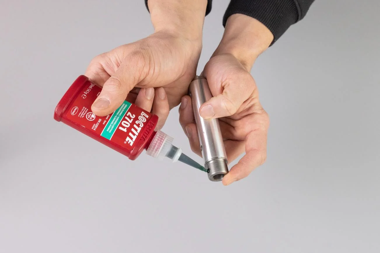 Schritt 3: Loctite 2701 auf Gewindeadapter auftragen